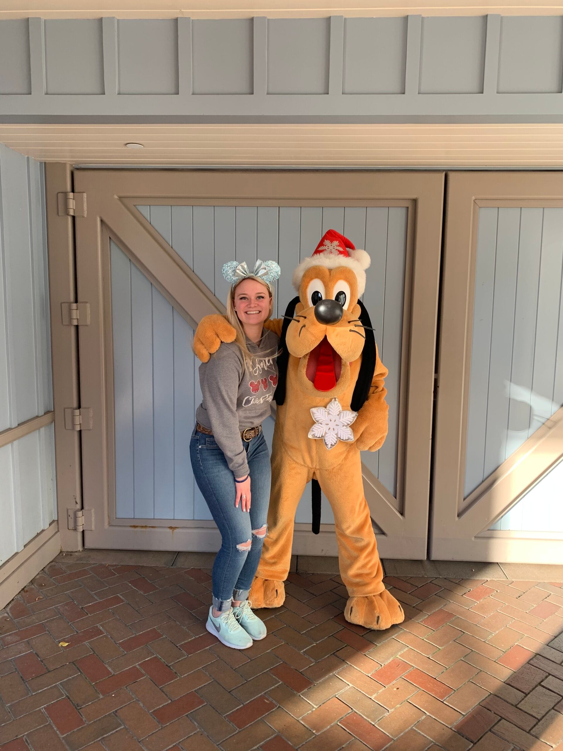 Travel Planner Olivia Sands with Goofy